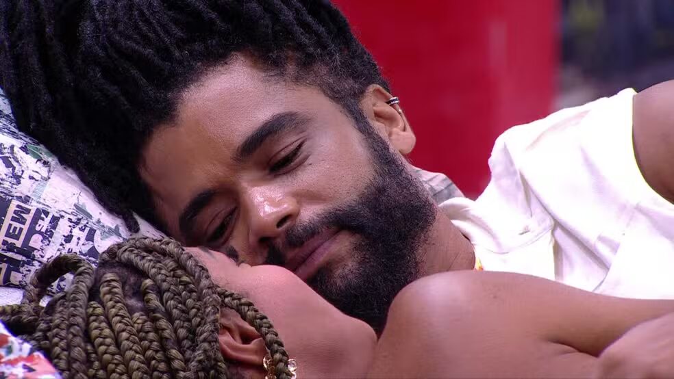 BBB 25: Diogo e Aline trocam carícias na área externa da casa