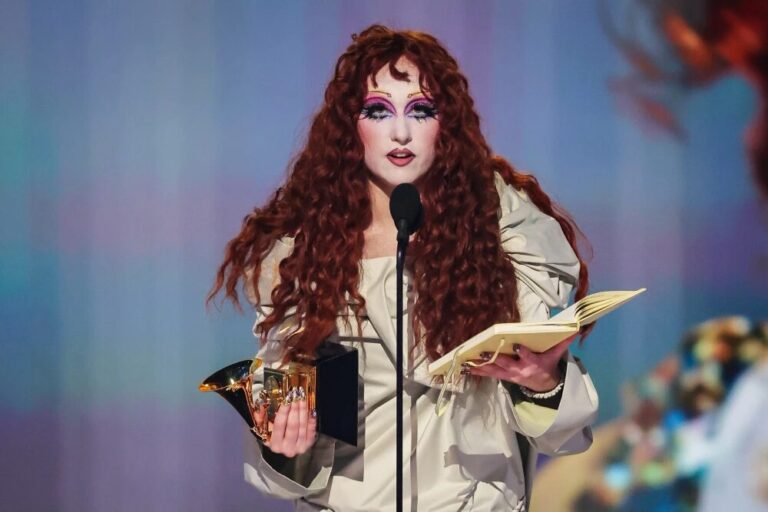 Grammy 2025: Chappell Roan celebra vitória como Melhor Artista Revelação e critica gravadoras