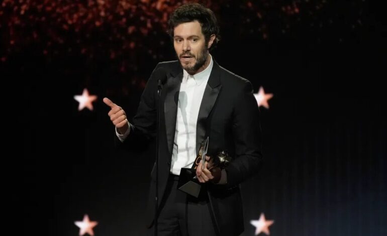 Critics Choice Awards 2025: Adam Brody, astro de The O.C recebe prêmio de melhor ator por série de comédia