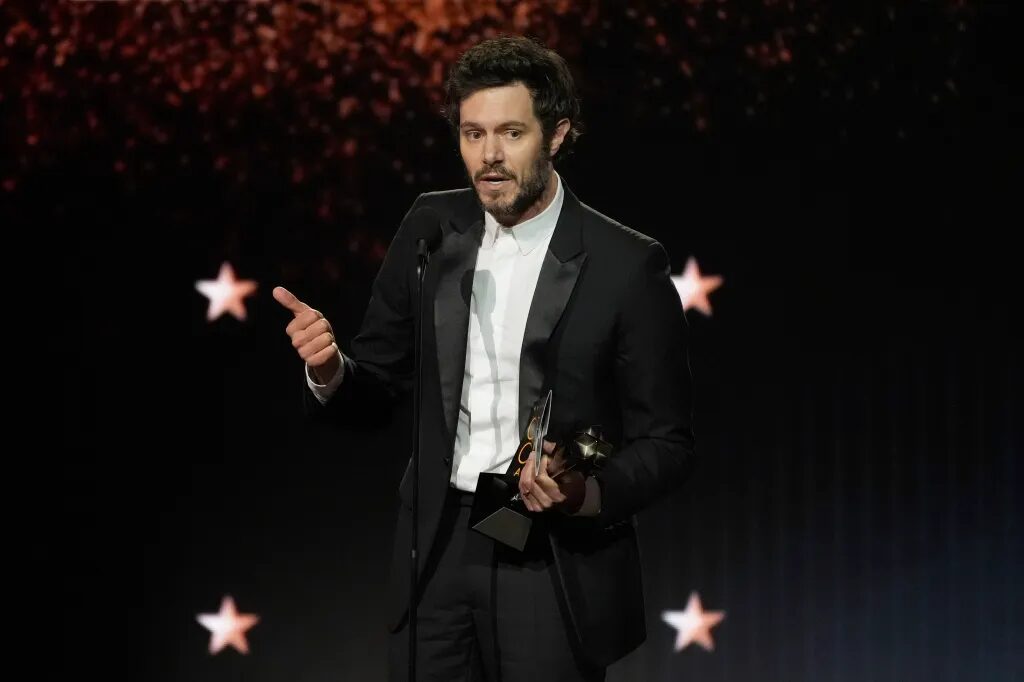 Critics Choice Awards 2025: Adam Brody, astro de The O.C recebe prêmio de melhor ator por série de comédia