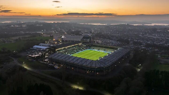 Estádio que ocorrerá o jogo Plymouth Argyle x Liverpool visto de cima