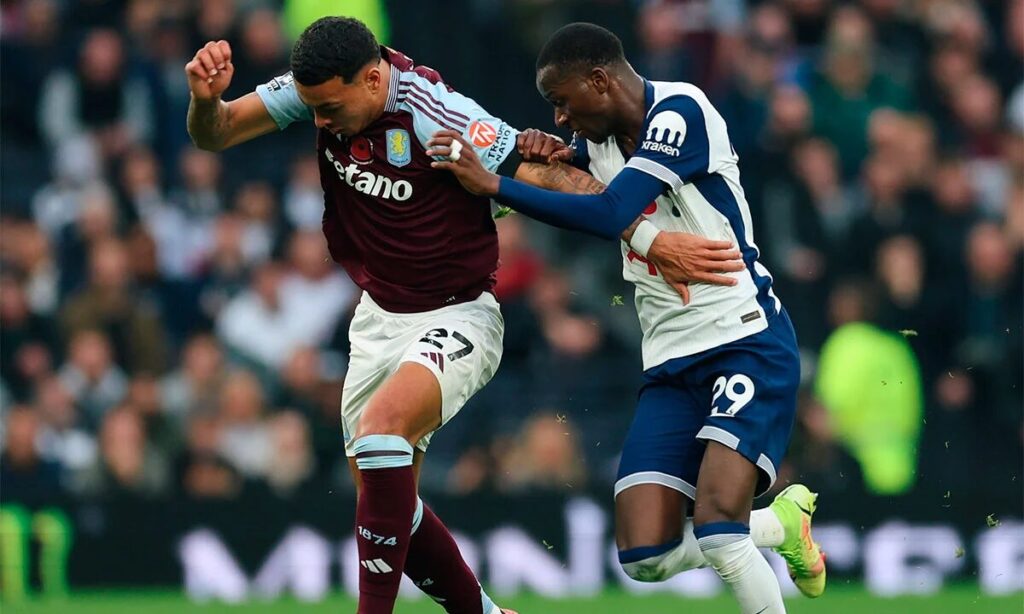 Aston Villa x Tottenham se enfrentando.