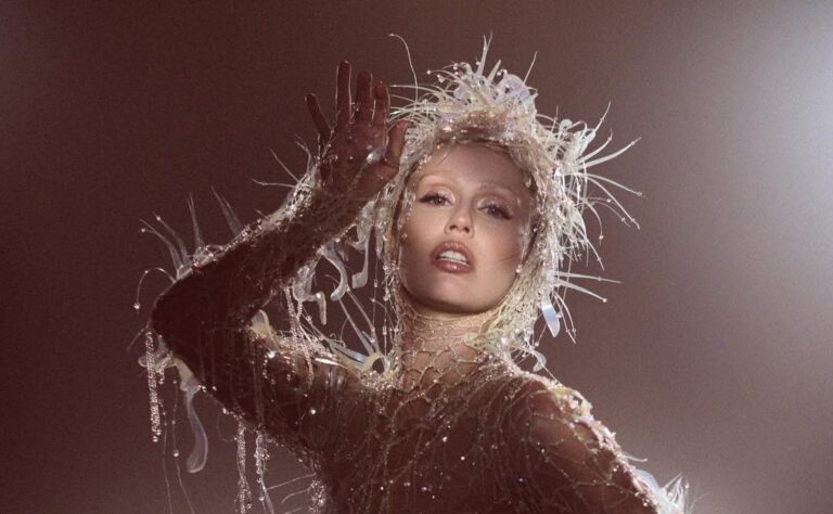 Brilha! Miley Cyrus no lançamento de “Something Beautiful”