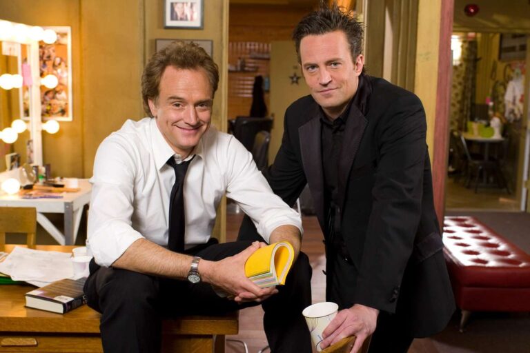 Bradley Whitford conta sobre tentativa de entregar roteiro a Matthew Perry no set de Friends