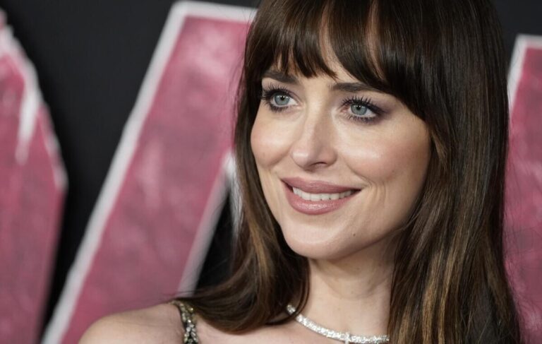 Dakota Johnson desabafa sobre fracasso de Madame Teia