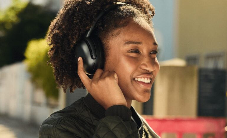 JBL lança Tour One M3 e SMART Tx: Conheça o headphone mais avançado e o inédito transmissor de áudio da marca