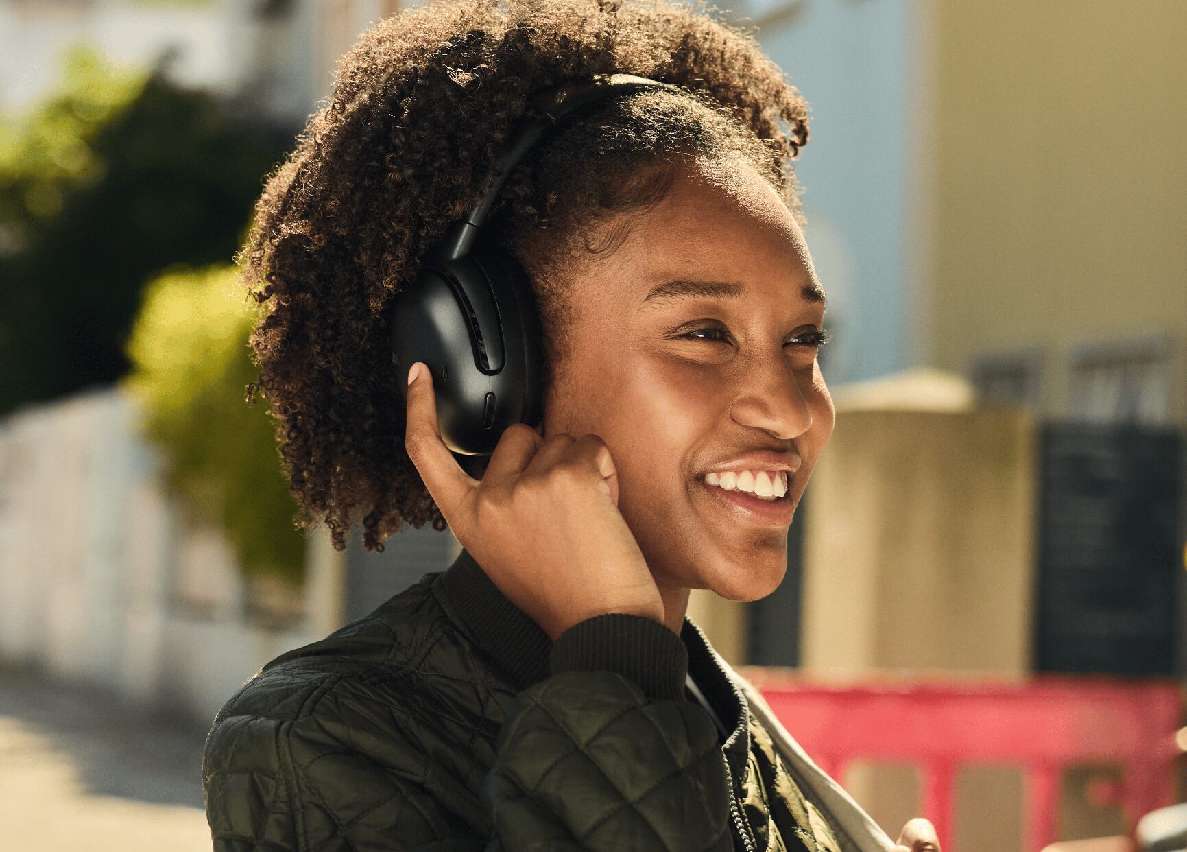 JBL lança Tour One M3 e SMART Tx: Conheça o headphone mais avançado e o inédito transmissor de áudio da marca
