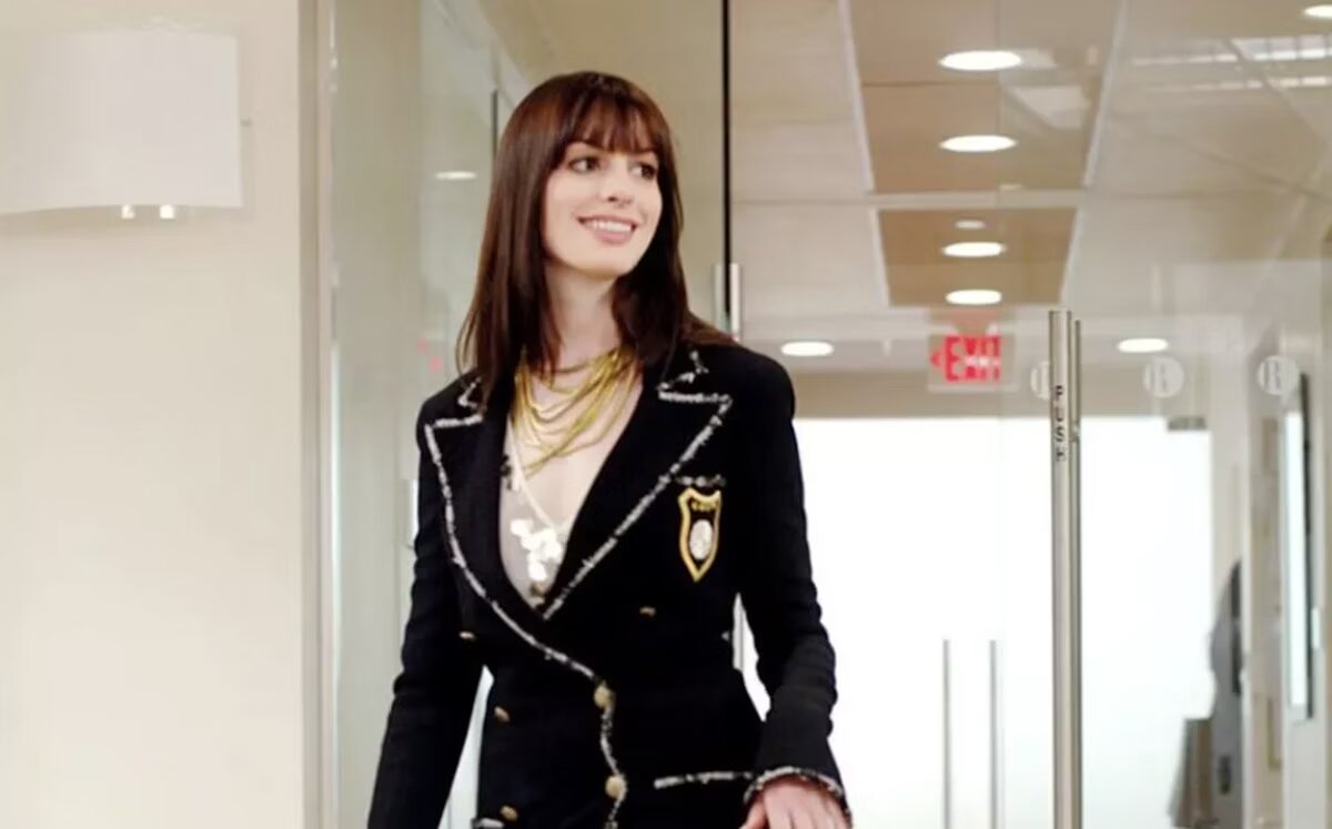 Saiba quando estreia O Diabo Veste Prada 2 | Tudo que sabemos sobre o filme e primeira imagem de Anne Hathaway