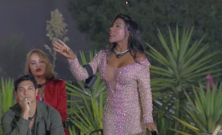 Carol e Ray se enfrentam durante a lavação de roupa suja de A Fazenda 17.