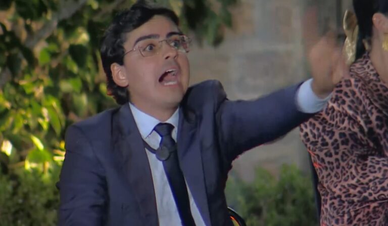 Dudu e Toninho se enfrentam na lavação de roupa suja de A Fazenda 17 e é chamado de Silvio Santos pelo ex-peão