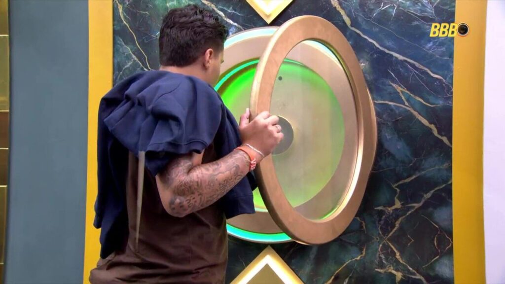 Pedro aperta o botão da desistência após assediar Jordana no BBB 26.