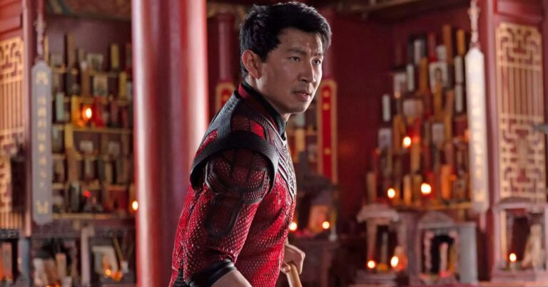 Simu Liu quebra o silêncio sobre a ausência de Shang-Chi 2 na SDCC e seu futuro na Marvel