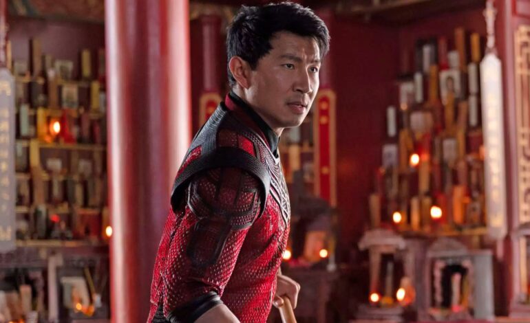 Simu Liu quebra o silêncio sobre a ausência de Shang-Chi 2 na SDCC e seu futuro na Marvel