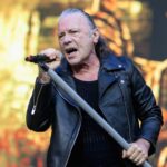 Bruce Dickinson ironiza Trump durante show do Iron Maiden