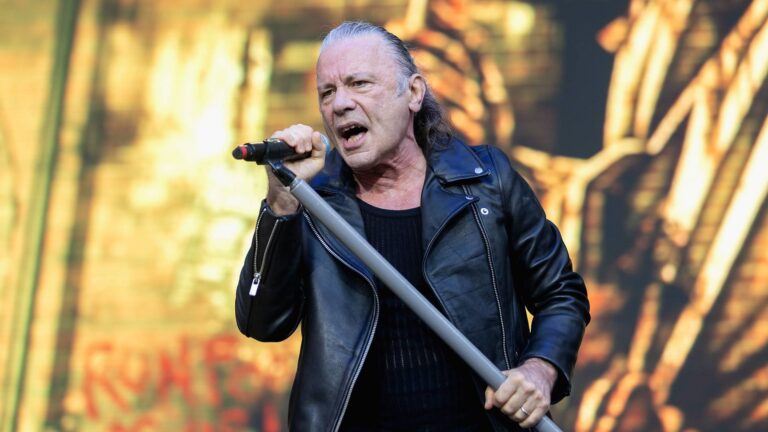 Bruce Dickinson ironiza Trump durante show do Iron Maiden