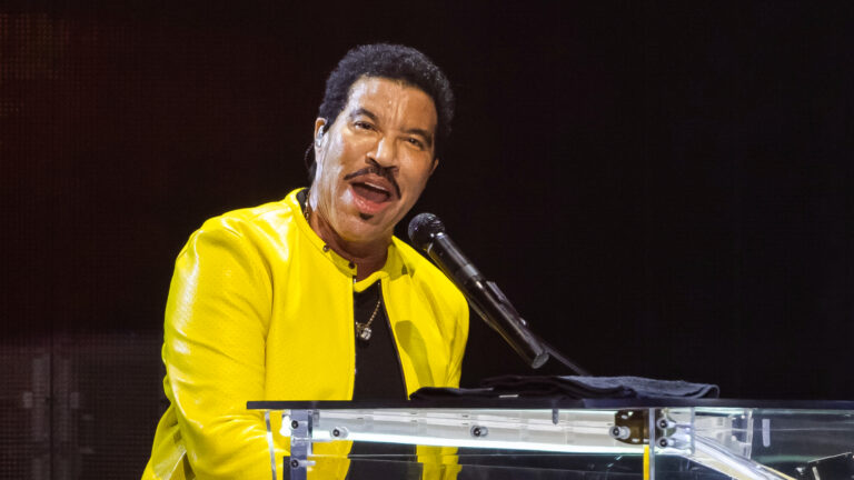 Lionel Richie é internado em UTI após show nos EUA, diz TMZ