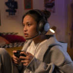 JBL Quantum 120 chega ao Brasil com foco em conforto e som espacial