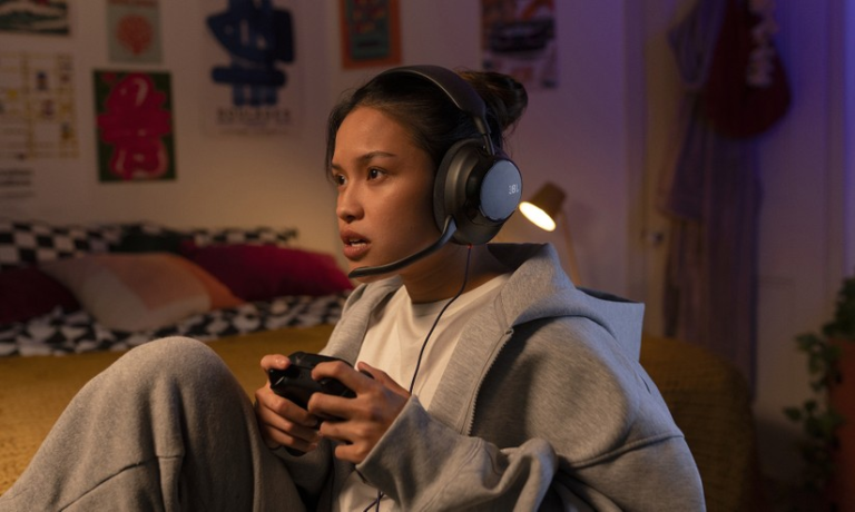JBL Quantum 120 chega ao Brasil com foco em conforto e som espacial